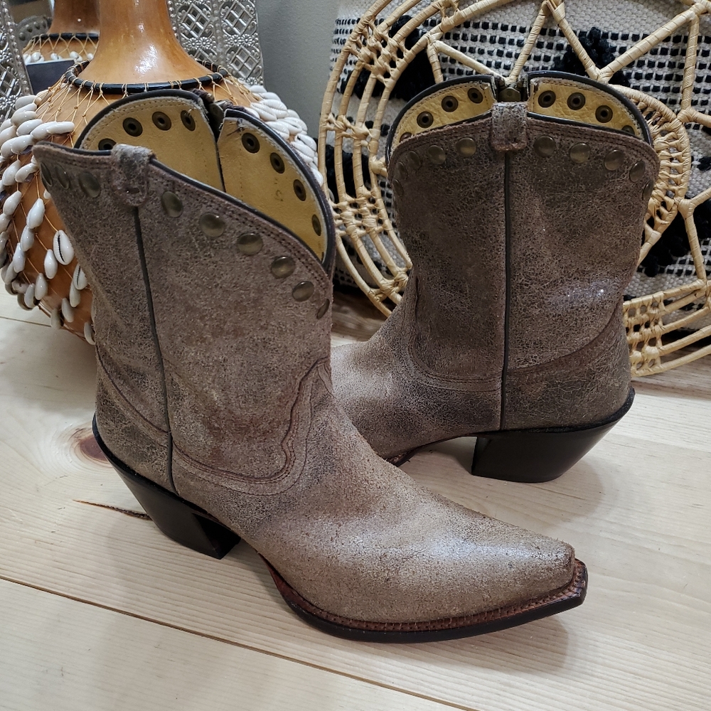 Tony Lama VF 3030 Western Distressed Brown Leather Stud Snip Toe Bootie Women 7B